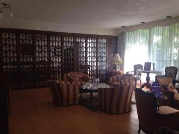 Casa en venta con jardin en Del Valle Sur, cto de servicio