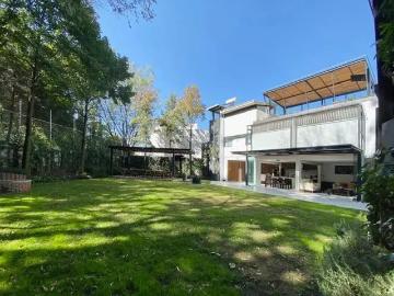 Casa en Venta con Jardín en Lomas de las Palmas, Huixquilucan