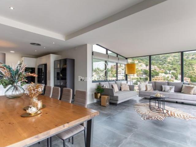 Casa en venta con mucha luminosidad y vistas despejadas en Alella