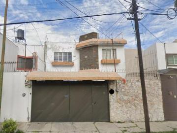 CASA EN VENTA CON PATIO Y JARDIN PRIVADO