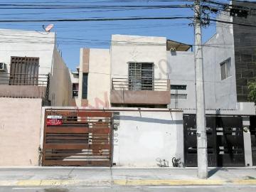 Casa en Venta con Potencial Comercial en Bosques de la Huasteca, Santa Catarina