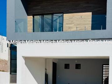 Casa en venta con rec?mara en planta baja Fracc. Bosque Real$7,250,000