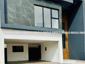 Casa en Venta con recámara en planta baja Bosque Real $7,450,000