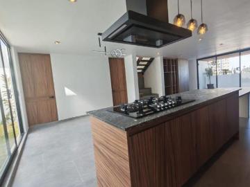 Casa en venta con Recámara en Planta Baja Lomas de Ángelópolis Parque Alcumbre