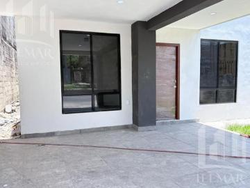 CASA EN VENTA CON RECAMARA EN PLANTA BAJA SOBRE AV. PRINCIPAL