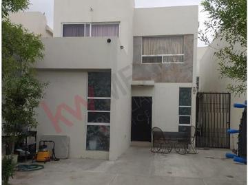 Casa en venta de dos niveles en los lienzos apodaca