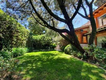 Casa en venta de dos niveles, 4 recámaras y jardín, en fracc. en Santa Fe