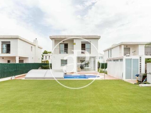 Casa en venta de tres dormitorios en Entrepinos