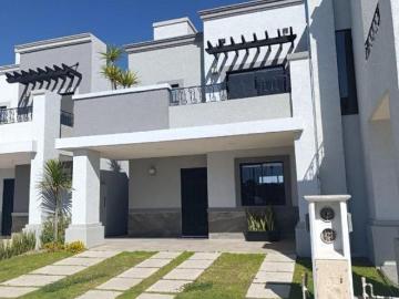 Casa en venta de tres reamaras, con amplio jardin