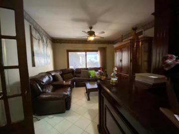 CASA EN VENTA DE UN PISO EN RESIDENCIAL
