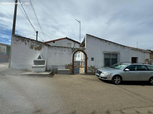 CASA EN VENTA DE 2 DORMITORIOS Y PATIO EN ARCENILLAS, ZAMORA