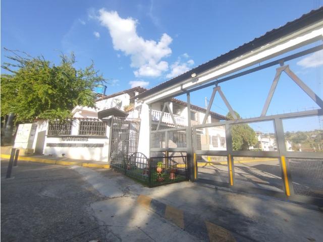 Casa en Venta de 2 niveles, Urbanización las Rosas Guatire