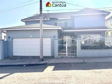 Casa en venta de 2 Niveles con Amplios Espacios • Moderna Oeste, Ensenada B.C