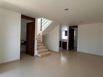 Casa en venta de 2 niveles con recámara en planta baja, zona norte de Morelia cerca de Club Erandeni