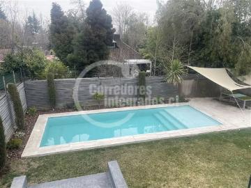 Casa en venta de 3 dorm. En Vitacura, servicios, remodelada | 4 Dormitorios por 31900.00 en Vitacura