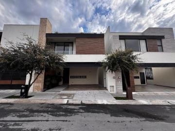 Casa en Venta de 3 Niveles Ubicada en Dominio Cumbres, Garcia, Arriba de Av Paseo de los Leones