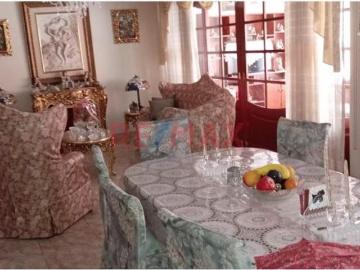 CASA EN VENTA DE 3 PISOS EN URB PRIMAVERA FRENTE A PARQUE 261M2 ID1105944
