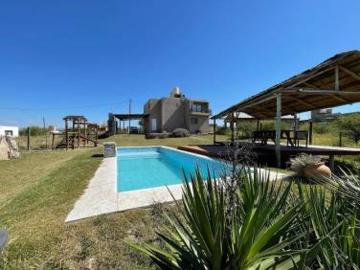 Casa en venta de 4 dormitorios y 2 baños, patio amplio y pileta. Villa Santa Cruz del Lago