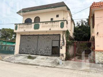 Casa en Venta de 4 recámaras, Col. Hipódromo, Cd. Madero