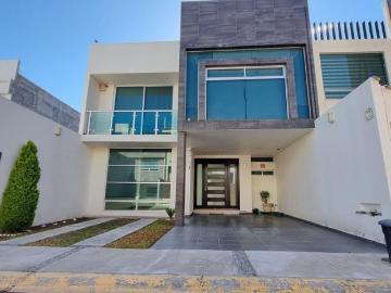 CASA EN VENTA DE 4 RECAMARAS Y ROOF GARDEN EN SAN JAVIER CON SEGURIDAD LAS 24 HORAS