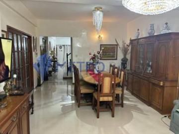 Casa en Venta de 5 Ambientes con dependencia y pileta en Parque Chacabuco Caballito