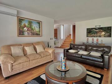 CASA EN VENTA DE 5 DORMITORIOS EN LA REINA