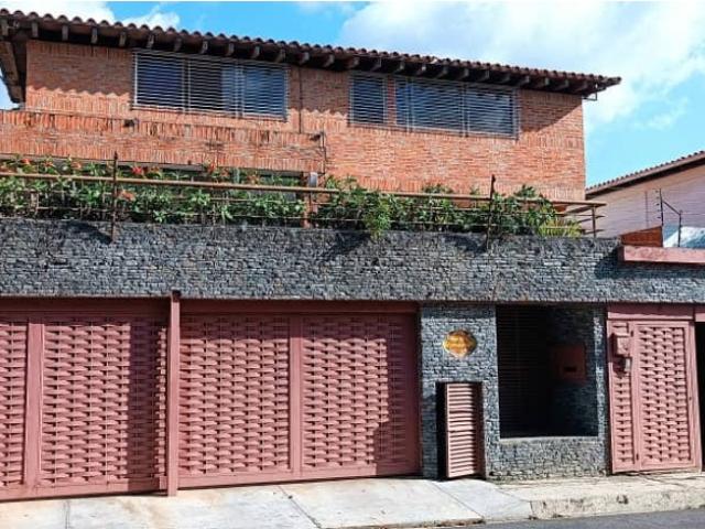 Casa en venta de 710m2 multifamiliar Cumbres de Curumo Baruta Caracas