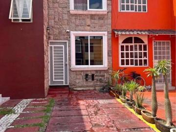 Casa en venta dentro de coto en Jardines de San José, Guadalajara