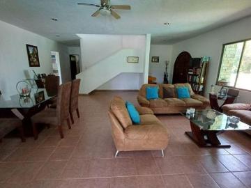 Casa en Venta dentro de Club de Golf la Ceiba con vista al Campo