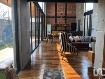 Casa en venta dentro de fraccionamiento en Cuernavaca