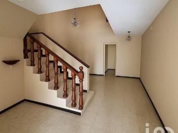 Casa en Venta Dos Plantas, Ideal para Inversionistas, Cerca de la UANL