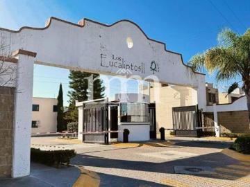 CASA EN VENTA – DOS PLANTAS VIVE AL PONIENTE DE AGS EN RESINTO LOS EUCALIPTOS II – SALIDA CALVILLO