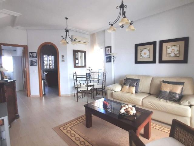 Casa en venta en Murcia, Sucina. 5 Real Estate se complace en comercializar esta espaciosa casa adosada adosada de 3 dormitorios y 2,5 baños en la tranquila Casa B. Casas.