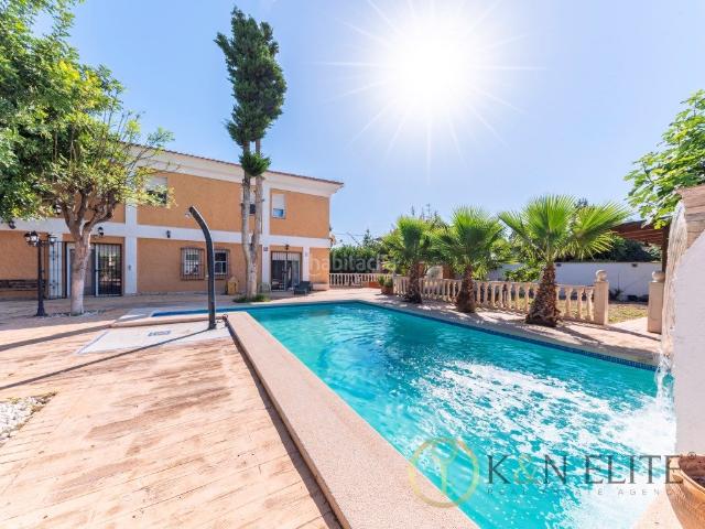 Casa en venta en Mutxamel, La Huerta. Elegancia, Privacidad y Confort en un Chalet en La Huerta de Mutxamel. Casas.