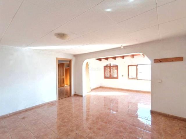Casa en venta en Mutxamel, Valle del Sol. Vivienda con amplio terreno y múltiples posibilidades en Molí Nou. Casas.