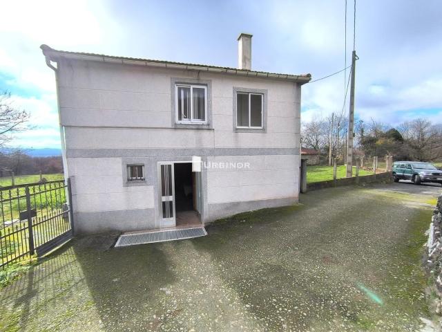 Casa en venta en Maceda. CASA INDEPENDIENTE CON FINCA, VISTAS DESPEJADAS Y ENTORNO NATURAL A 5 MIN DE MACEDA. Casas.