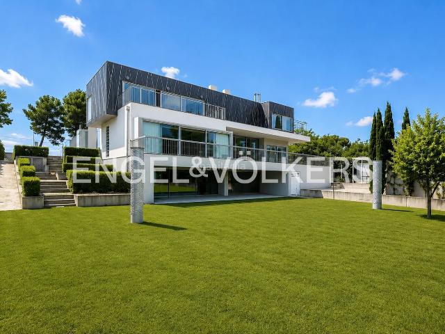 Casa en venta en Madrid, Valdemarín. Espectacular chalet independiente en Valdemarin. Casas.