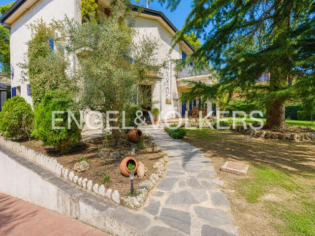 Casa en venta en Madrid, Conde Orgaz Piovera. Exclusiva villa de inspiración francesa en el Parque Conde de Orgaz. Casas.