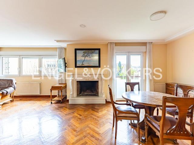 Casa en venta en Madrid, Conde Orgaz Piovera. Exquisita Residencia de Lujo para actualizar en Piovera Conde Orgaz. Casas.