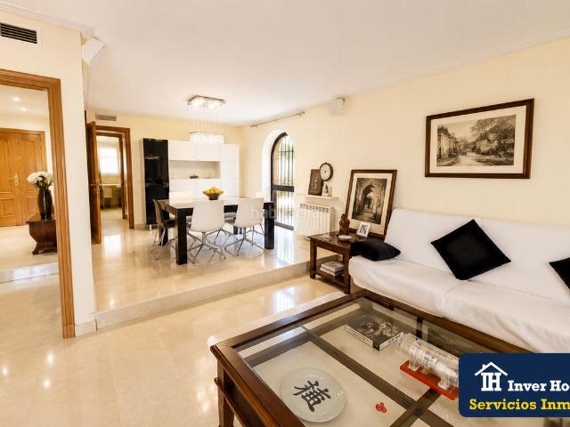 Casa en venta en Majadahonda, Carretera del Plantío. Chalet pareado en urbanización privada con piscina en muy buena ubicación en el limite con Majadahonda. Casas.