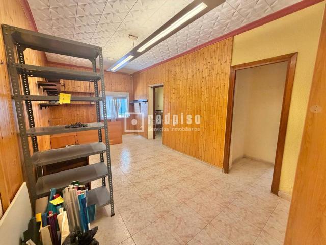 Casa en venta en Málaga, Los Castillejos La Trinidad. Gran casa adosada con azotea en Gamarra. Casas.