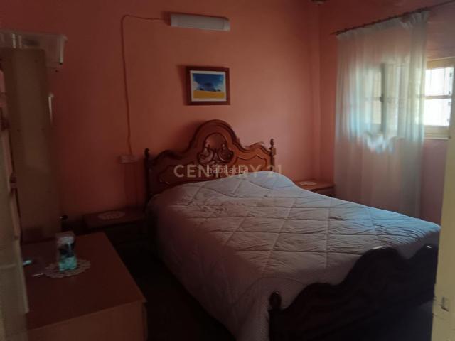 Casa en venta en Málaga, Olías. Encantadora casa en Málaga, Andalucía con vistas a la montaña. Casas.