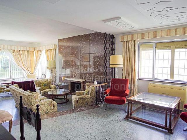 Casa en venta en Málaga, Pedregalejo Morlaco. VILLA INDEPENDIENTE EN LA MILLA DE ORO DE PEDREGALEJO BAJO, A SOLO 500 METROS DE LA PLAYA, EN PARCELA LLANA. Casas.