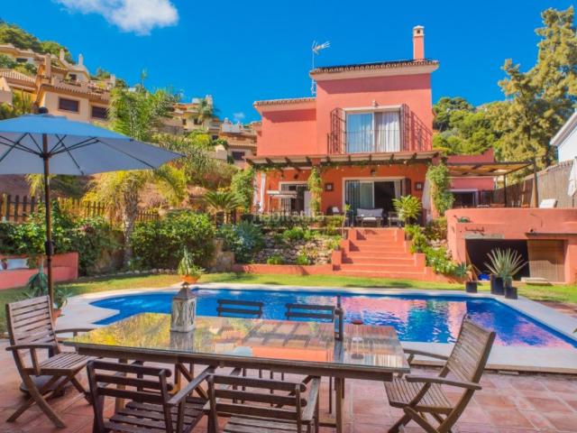 Casa en venta en Málaga, Pinares de San Antón. Villa con encanto, luz natural y jardín privado en Pinares de San Antón, Málaga. Casas.
