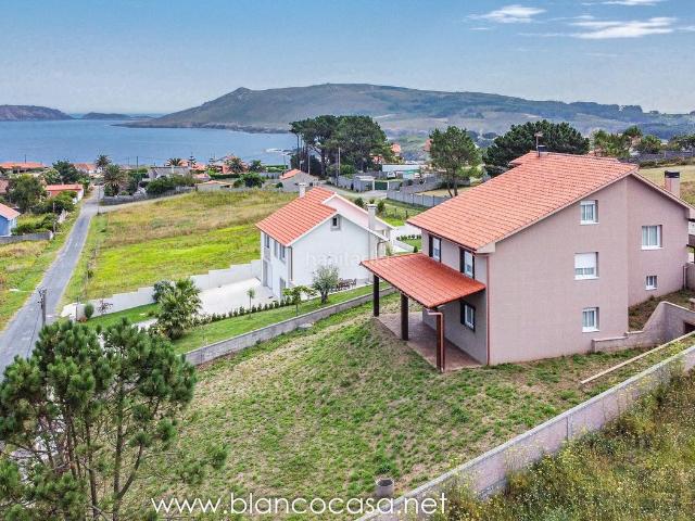 Casa en venta en Malpica de Bergantiños. Tu Refugio Perfecto en Seiruga Espaciosa Casa con terreno y con Vistas al mar !. Casas Malpica de.