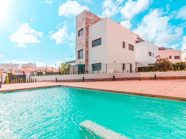 Casa en venta en Manga del Mar Menor La, Entremares. VILLA DE LUJOampnbspcon PISCINA, SOLAacuteRIUM en PLAYA HONDAVIVIENDA REF AM028NESPECIFICACIONESampnbsp2 habitaciones y 2 bantilde. Casas Manga.