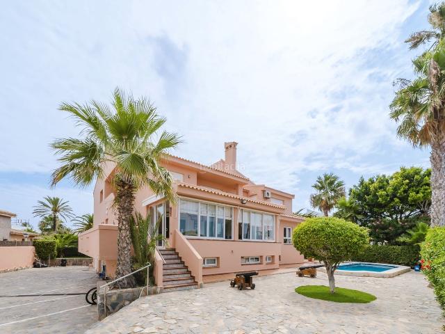 Casa en venta en Manga del Mar Menor La, Entremares. REF DH261Villa en venta en La Manga del Mar Menor con 592msup2 construidos sobre una parcela de 1.086msup2, distribuida en 10 dorm. Casas Manga.