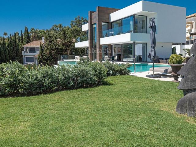 Casa en venta en Manilva, Chullera. Villa de diseño exclusivo con vistas panorámicas al mar La Paloma, cerca de Sotogrande. Casas.