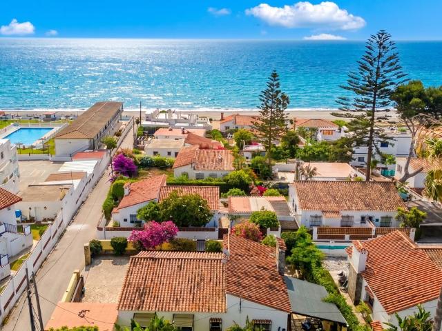 Casa en venta en Manilva, Alcorrín. Casa en primera línea de playa en Jardín Tropical, Manilva, a solo 100 metros del mar!. Casas.