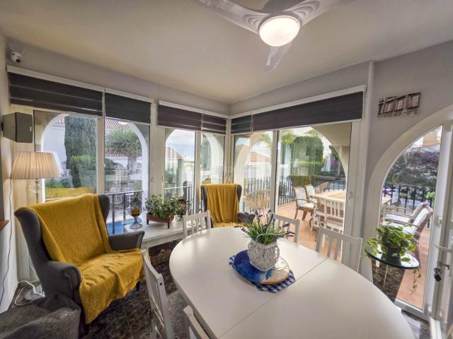Casa en venta en Manilva, La Duquesa. Villa en una sola planta con jardín privado y vistas parciales al mar La Duquesa. Casas.